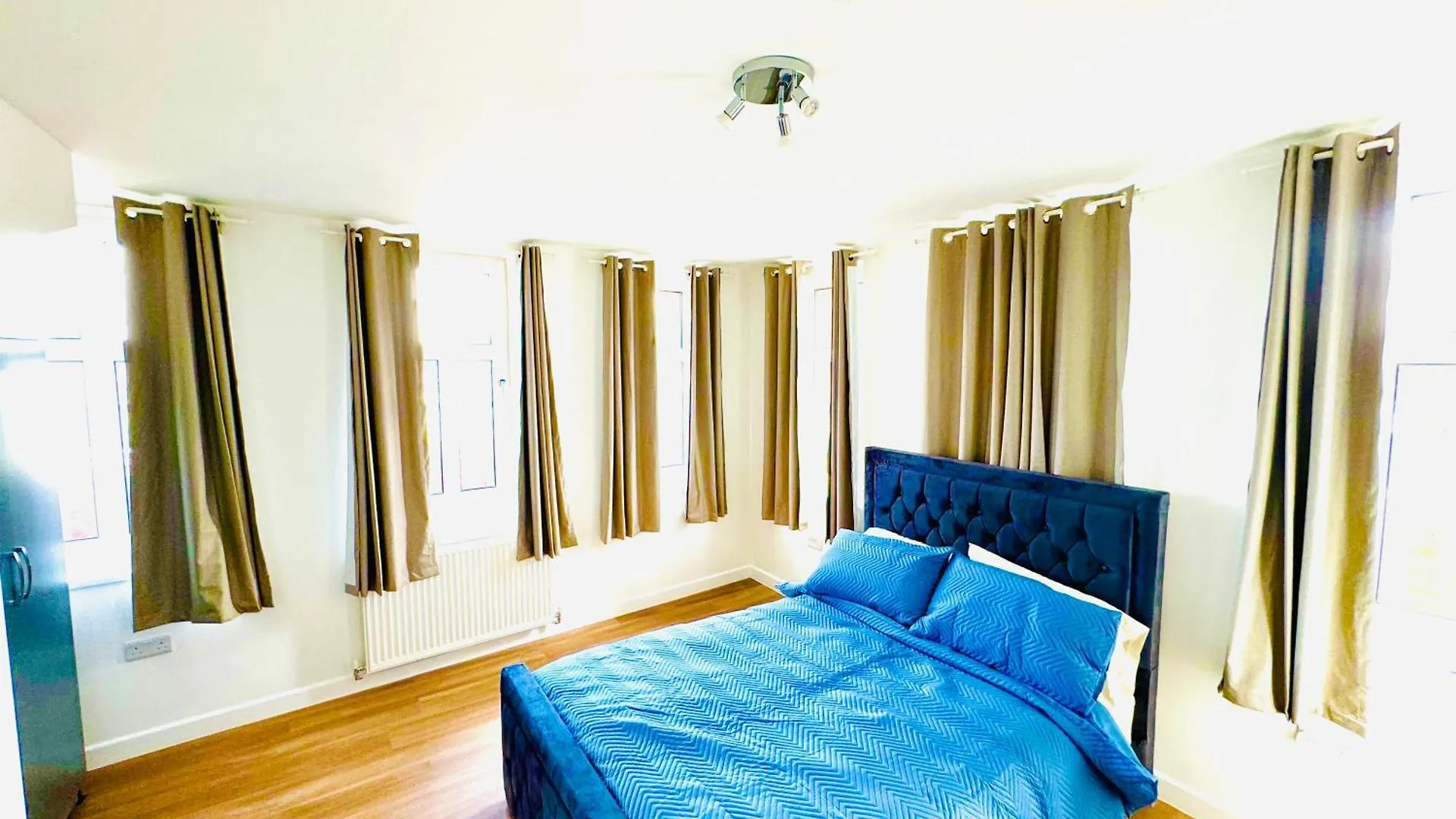Mika Accommodation ロンドン