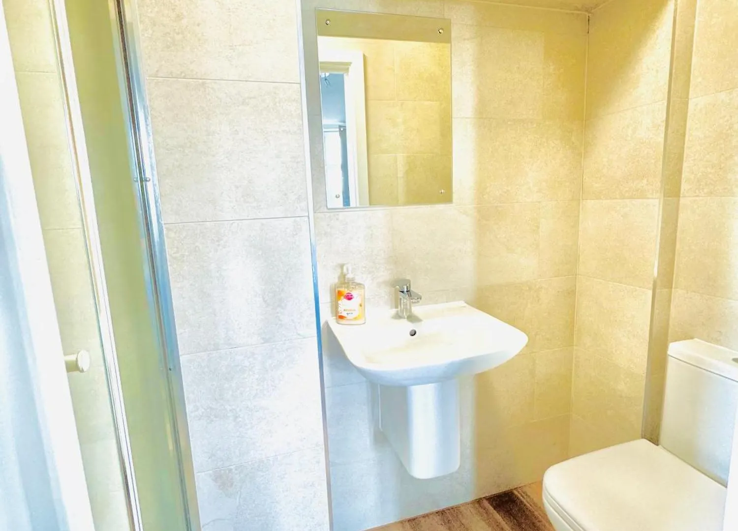 Mika Accommodation London Homestay